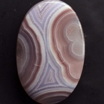 A piece of agate with a pattern on it.