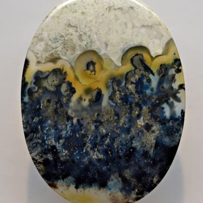 A piece of agate with a blue and yellow design.