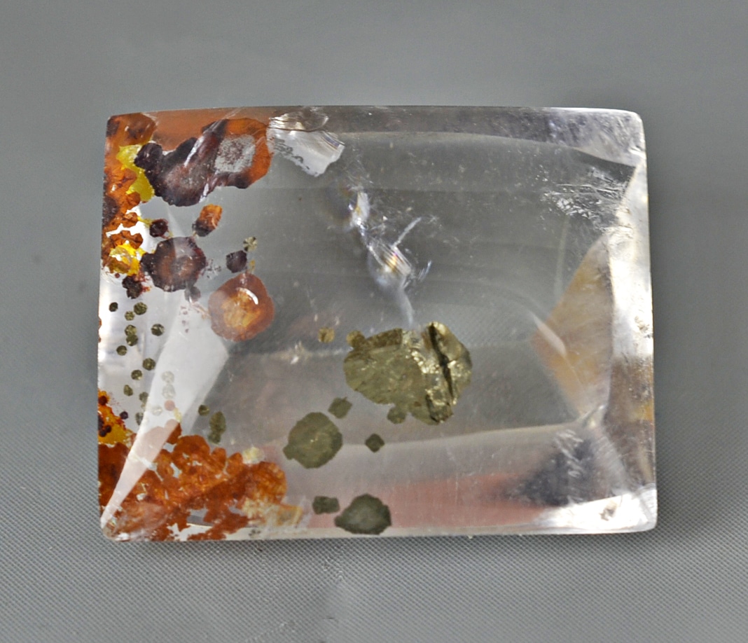 Quartz with Pyrite Bag Buff Top 21.39 x 17.30 x 10.90 mm z338