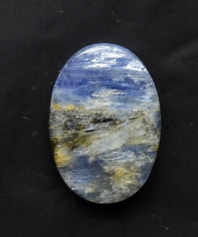 A blue and white stone pendant with a blue sky.