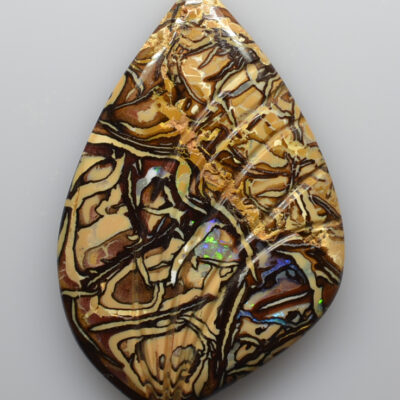 A piece of agate with a brown and gold design.