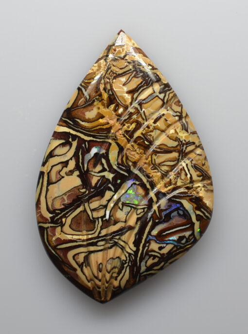 A piece of agate with a brown and gold design.